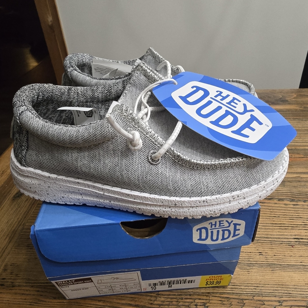 TODDLE BOYS SIZE 10 BRAND NEW WITH TAGS ATTACHED. LIGHT GREY IN COLOR
